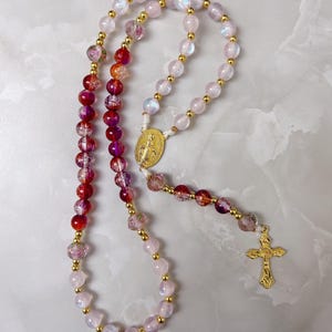Rosario de Nuestra Señora de Gracia – Cuentas de vidrio florales de rubí rosa – Rosario mariano católico dorado