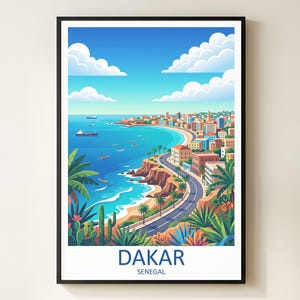 Peut inclure: Une affiche encadrée représentant une scène côtière de Dakar, au Sénégal. L'œuvre d'art montre une ville animée le long d'une route sinueuse, avec une plage, l'océan et un ciel bleu nuageux. Le mot "DAKAR" est imprimé en bas.