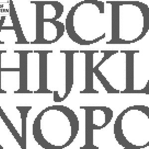 Könnte beinhalten: Schwarzweißes Kreuzstichmuster des Alphabets von A bis O. Die Buchstaben sind in einer Serifenschrift.