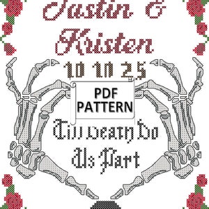 Può includere: Schema di punto croce con una coppia di mani scheletriche con il testo "Justin & Kristen 'til death do us part" e un teschio in basso. Il motivo è circondato da rose rosse.