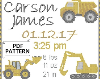 Può includere: Un modello a punto croce con il nome "Carson James", data, ora e misure. Il design include veicoli da costruzione gialli: un autocarro con cassone ribaltabile, una pala caricatrice frontale e un escavatore. È incluso anche il testo "PDF PATTERN".