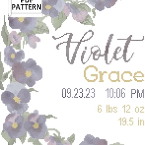 Acta de nacimiento de bebé con flores violetas, nombre, fecha y estadísticas, patrón de punto de cruz contado en PDF, gráfico de punto de cruz contado de violetas