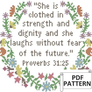 Może przedstawiać: Wzór do haftu krzyżykowego z wieńcem kwiatowym i cytatem z Przysłów 31:25, "Ona jest odziana w siłę i godność, i śmieje się bez strachu przed przyszłością." Wzór jest dostępny do pobrania w formacie PDF.