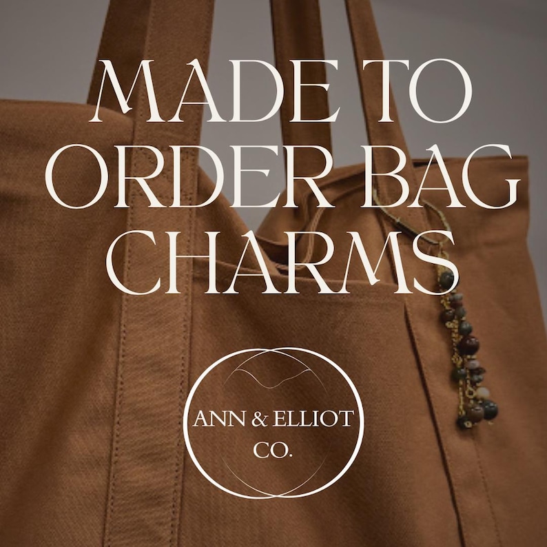 Puede incluir: Un bolso tote marr&oacute;n con un charm decorativo. El bolso tiene un bolsillo y correas largas. El texto de la imagen dice "MADE TO ORDER BAG CHARMS" y "ANN & ELLIOT CO."