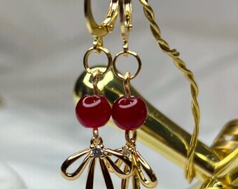 Pendientes de lazo y bayas / Cuentas de vidrio rojo intenso / Lazo colgante de acero inoxidable dorado