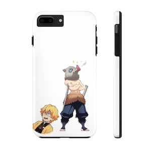 Pode incluir: Capa de telefone branca com dois personagens de anime. Um é uma figura musculosa com cabeça de javali, braços cruzados e espadas. O outro é um personagem loiro com uma expressão chocada. A capa tem bordas pretas.