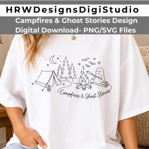 Peut inclure: Un t-shirt blanc avec un dessin au trait noir représentant une scène de camping avec une tente, des pins, un croissant de lune, des étoiles, des chauves-souris, un feu de camp et un fantôme grillant une guimauve, avec le texte Campfires & Ghost Stories.
