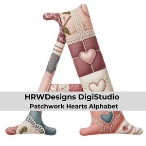 Op de afbeelding: Een decoratieve letter "A" gemaakt van patchwork stof met hart- en bloemmotieven. De kleuren zijn roze, bordeauxrood en crème. De tekst "HRWDesigns DigiStudio Patchwork Hearts Alphabet" staat onderaan.