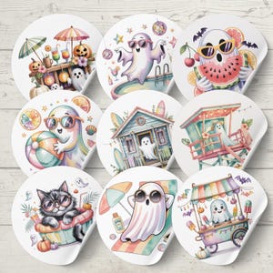 Op de afbeelding: Een verzameling ronde stickers met cartoongeesten die van zomerse activiteiten genieten. De geesten dragen een zonnebril en worden getoond op het strand, bij een zwembad en met watermeloen. Andere stickers tonen een kat, een strandhuisje en een voedselkar.