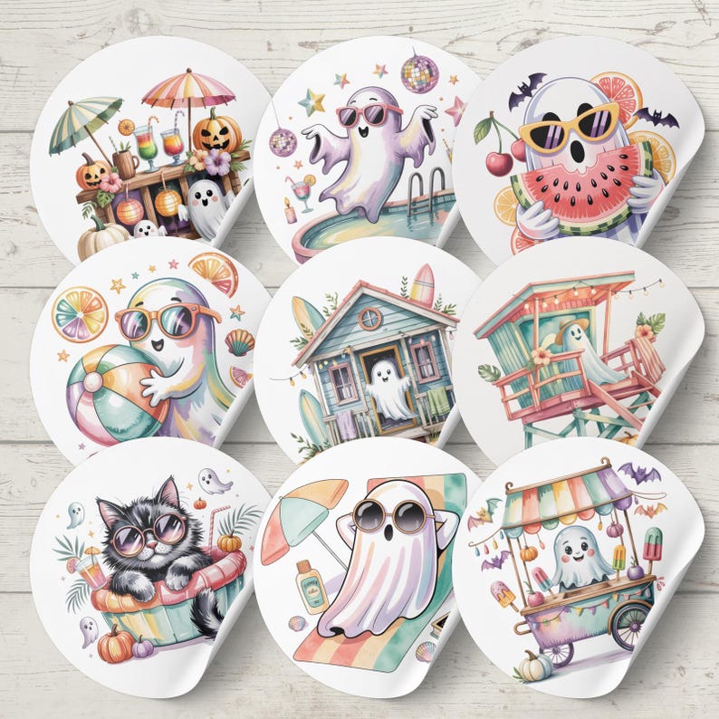 Op de afbeelding: Een verzameling ronde stickers met cartoongeesten die van zomerse activiteiten genieten. De geesten dragen een zonnebril en worden getoond op het strand, bij een zwembad en met watermeloen. Andere stickers tonen een kat, een strandhuisje en een voedselkar.