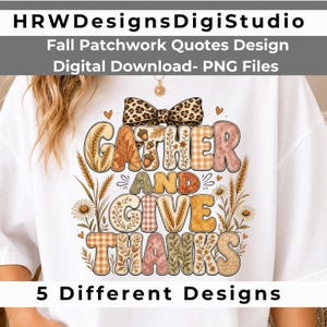 Peut inclure: Un t-shirt blanc avec un motif graphique portant le texte GATHER AND GIVE THANKS. Les lettres sont remplies de motifs automnaux incluant du blé, des feuilles, des glands et des carreaux. Un nœud léopard surmonte le texte, entouré d'épis de blé.