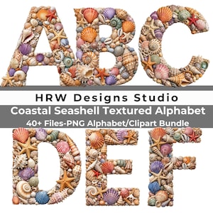 Op de afbeelding: De letters A, B, C, D, E en F zijn gevormd door een verzameling van diverse schelpen en zeesterren in tinten oranje, roze, paars, blauw en wit. De tekst HRW Designs Studio Coastal Seashell Textured Alphabet 40+ Files-PNG Alphabet/Clipart Bundle staat gecentreerd tussen de letters.