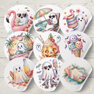 Op de afbeelding: Een verzameling ronde stickers met cartoongeesten die van zomeractiviteiten genieten. De geesten dragen een zonnebril en worden getoond met een flamingo-drijver, ijs, rolschaatsen en ontspannen bij een zwembad. De stickers hebben een witte achtergrond.