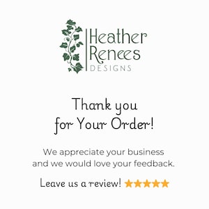 K&ouml;nnte beinhalten: Eine wei&szlig;e Dankeskarte mit dem dunkelgr&uuml;nen Logo von Heather Renees Designs und einer Efeuranke. Der Text lautet: Thank you for Your Order! We appreciate your business and we would love your feedback. Leave us a review! mit f&uuml;nf goldenen Sternen.