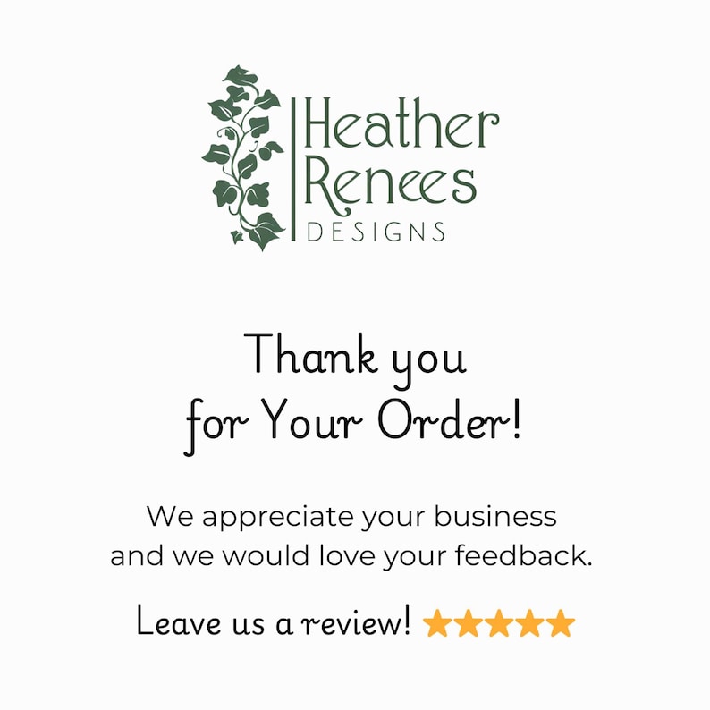 K&ouml;nnte beinhalten: Eine wei&szlig;e Dankeskarte mit dem dunkelgr&uuml;nen Logo von Heather Renees Designs und einer Efeuranke. Der Text lautet: Thank you for Your Order! We appreciate your business and we would love your feedback. Leave us a review! mit f&uuml;nf goldenen Sternen.