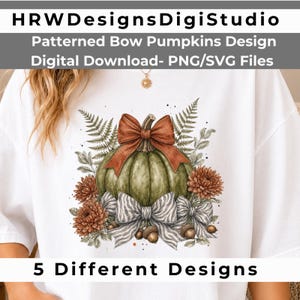 Könnte beinhalten: Ein weißes T-Shirt mit einem Grafikdesign eines grünen Kürbisses, verziert mit einer rostfarbenen Schleife und einer zebragestreiften Schleife, umgeben von braunen Chrysanthemen, Farnblättern und kleinen Eicheln. Der Text lautet HRWDesignsDigiStudio Patterned Bow Pumpkins Design Digital Download- PNG/SVG Files 5 Different Designs.