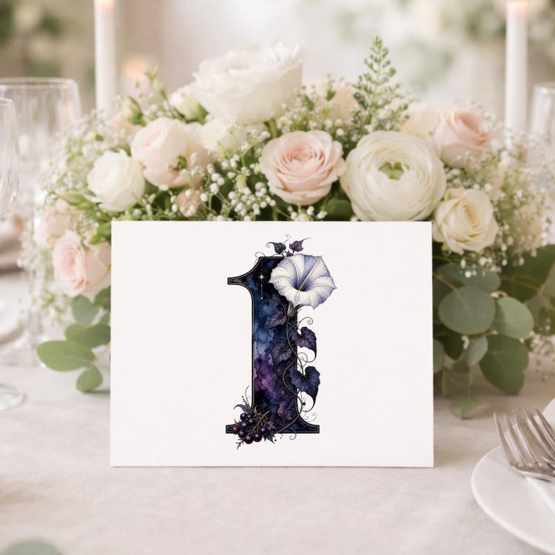 K&ouml;nnte beinhalten: Eine wei&szlig;e, rechteckige Tischkarte mit der Zahl Eins in einem dunkelblauen und violetten Aquarell-Galaxie-Muster. Die Zahl ist mit einer einzelnen wei&szlig;en Prunkwinde, dunkelgr&uuml;nen Bl&auml;ttern und kleinen dunklen Beerenclustern verziert.