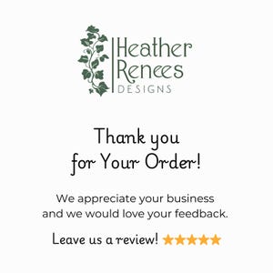 Op de afbeelding: Witte kaart met de tekst "Thank you for Your Order!" in een handschriftlettertype. De kaart bevat ook de tekst "We appreciate your business and we would love your feedback. Leave us a review!" en het logo van Heather Renees Designs.