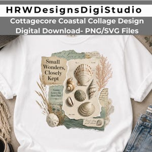 Pode incluir: Uma t-shirt branca com um gráfico de colagem que mostra várias conchas, ervas secas e pedaços de papel de estilo vintage. O texto diz Small Wonders, Closely Kept, Nature Leaves the Best Clues e Found along quiet shores em fonte serifada.