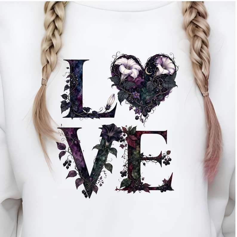K&ouml;nnte beinhalten: Ein wei&szlig;es Sweatshirt mit dem Wort LOVE in gro&szlig;en Gro&szlig;buchstaben. Die Buchstaben sind mit dunkelvioletten und gr&uuml;nen botanischen Illustrationen verziert, darunter Ranken, Bl&auml;tter und Beeren. Der Buchstabe O ist durch ein Herz ersetzt.