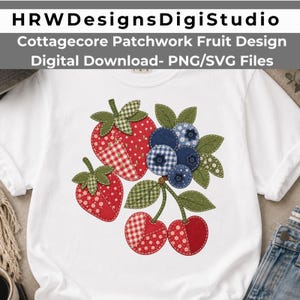Könnte beinhalten: Ein weißes T-Shirt mit einer bunten Patchwork-Fruchtgrafik. Das Design zeigt zwei rote Erdbeeren, eine Ansammlung blauer Heidelbeeren und zwei rote Kirschen, die alle mit verschiedenen Stoffmustern wie Vichy-Karo und Blumenprints gestaltet sind.