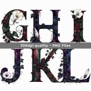 K&ouml;nnte beinhalten: Ein Set aus dekorativen Buchstaben G, H, I, J, K und L mit einer dunklen Aquarelltextur in Violett-, Gr&uuml;n- und Schwarzt&ouml;nen. Jeder Buchstabe ist mit detaillierten Illustrationen von wei&szlig;en Trichterwinden, dunklen Beeren und Efeuranken verziert.