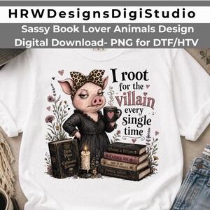 Op de afbeelding: Een wit t-shirt met een afbeelding van een varken met een strik met luipaardprint, die een koffiemok vasthoudt. De tekst luidt, I root for the villain every single time. Daaronder staan boeken met de titels Dark Plans & Caffeinated Schemes, Poisons & Potions, Curses 101, How to be Delightfully Diabolical en Zombies, Ghosts & Other Inconveniences.