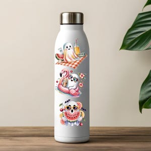 Op de afbeelding: Witte ge&iuml;soleerde waterfles met drie kleurrijke illustraties van cartoongeesten die van de zomer genieten. E&eacute;n geest picknickt, een andere op een flamingo-drijver en de laatste houdt een watermeloen vast. De fles heeft een zilveren deksel.