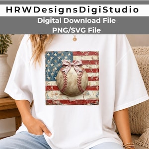Può includere: T-shirt bianca con un design di baseball con fiocco floreale, su sfondo di bandiera americana invecchiata. L'immagine include il testo "HRWDesignsDigiStudio Digital Download File PNG/SVG File".