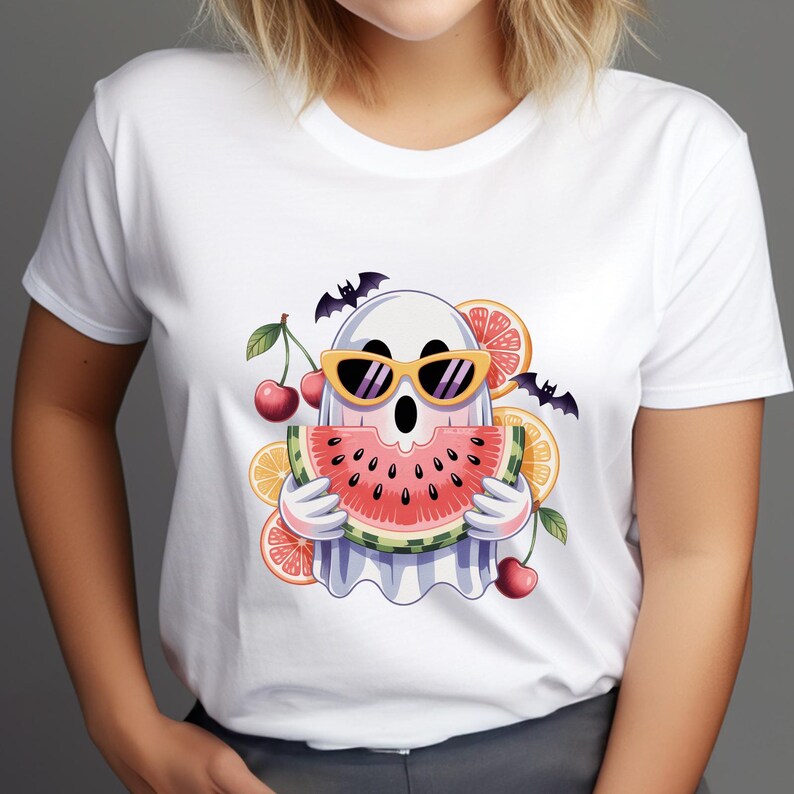 Op de afbeelding: Wit T-shirt met een cartoon spook met een zonnebril en een plak watermeloen. Het spook is omringd door sinaasappelschijfjes, kersen en vleermuizen. Een leuk, zomers ontwerp.