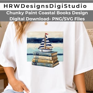 Puede incluir: Una camiseta blanca con un estampado gráfico de un velero con velas de rayas azules y blancas sobre una pila de cuatro libros. Los libros tienen portadas azules y beige con los títulos The Sea Whispers, Ocean Tales, Coastal Dreams y Salt & Sail.