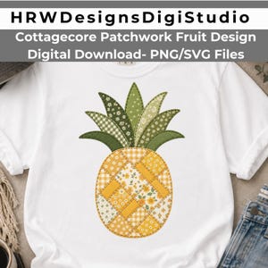 Può includere: Una t-shirt bianca con una grafica centrale raffigurante un ananas realizzato con un motivo patchwork giallo e verde. Il corpo dell'ananas è composto da vari quadrati gialli a fiori e a quadretti, mentre le foglie sono di varie tonalità di verde.