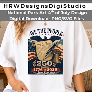 Może przedstawiać: Biały t-shirt z nadrukiem graficznym przedstawiającym bielika amerykańskiego, flagę USA, zwój z napisem We The People, pióro do pisania oraz Liberty Bell. Tekst głosi 250 Years 1776 to 2026 Still Standing w kolorach czerwonym i niebieskim.