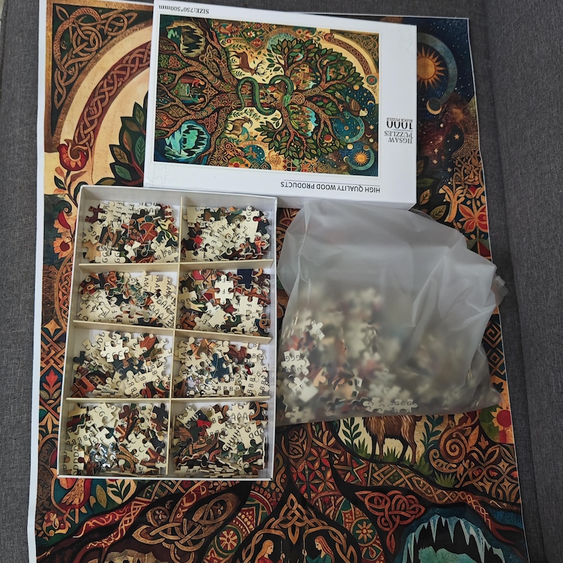 Pu&ograve; includere: Un puzzle da 1000 pezzi con un colorato disegno dell'albero della vita. Il puzzle &egrave; in una scatola, con alcuni pezzi ordinati in un vassoio e altri in un sacchetto. Le dimensioni del puzzle completato sono 75 cm x 50 cm.