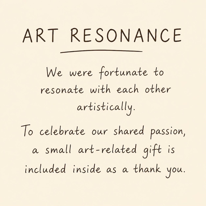 Pu&ograve; includere: Un biglietto color crema con la scritta "ART RESONANCE" in un carattere scritto a mano. Il biglietto include il testo: "Siamo stati fortunati a risuonare artisticamente l'uno con l'altro. Per celebrare la nostra passione condivisa, &egrave; incluso un piccolo regalo legato all'arte."