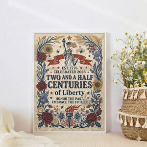 Può includere: Una stampa incorniciata con un design vintage, raffigurante la Statua della Libertà, la bandiera americana ed elementi floreali in rosso, blu e giallo. Il testo recita "Two and a Half Centuries of Liberty" e "Est. 1776 Celebrated 2026."
