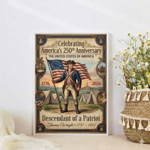 Puede incluir: Un grabado enmarcado que celebra el 250 aniversario de América. La obra de arte presenta a un soldado colonial sosteniendo una bandera, con el texto "Celebrating America's 250th Anniversary" y "Descendant of a Patriot". El grabado incluye los años 1776 y 2026.
