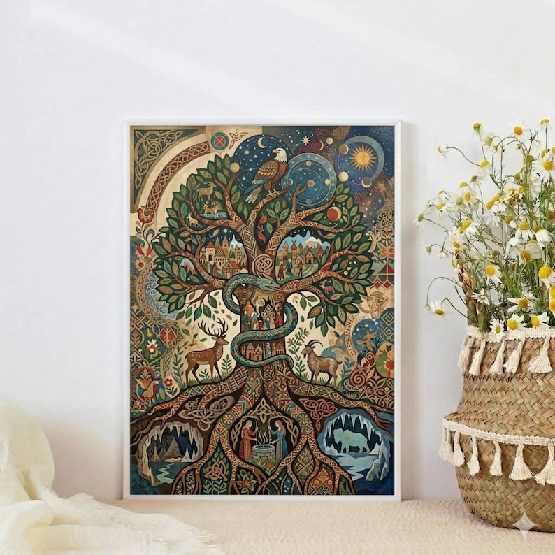 Pu&ograve; includere: Una stampa artistica incorniciata raffigurante un colorato albero della vita con dettagli intricati. L'opera presenta un albero con radici, rami e foglie, che incorpora elementi come animali, edifici e corpi celesti. La tavolozza dei colori include verdi, blu e marroni.