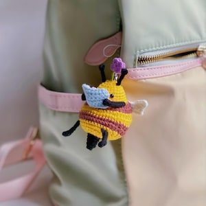 Handmade Crochet Reading Bee Keychain, Cute Amigurumi Bee with Book, Handmade Amigurumi Bee, Mini Bee Plush Toy, Cozy Gift for Book Lovers