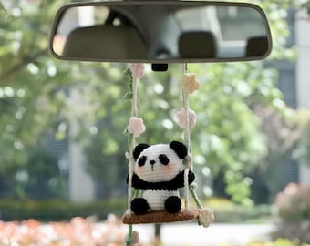 Colgante de panda de ganchillo para coche, panda en un columpio, decoración adorable para coche, adorno para espejo retrovisor, regalo para accesorios de coche, divertido colgador de espejo retrovisor, regalos únicos