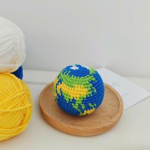 Llavero de la Tierra de ganchillo, llavero de globo terráqueo amigurumi, mini colgante para bolso del planeta Tierra, regalo del Día de la Tierra, Proyecto Hail Mar como se ve en la película