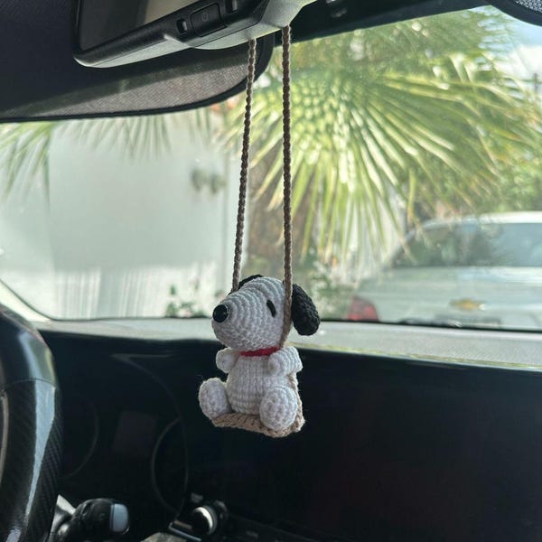 かぎ針編みのスヌープ・ドッグの車用吊り下げ飾り、かわいい子犬のあみぐるみミラーチャーム、ぬいぐるみ犬の車用アクセサリーギフト（彼氏・彼女向け）、車の装飾
