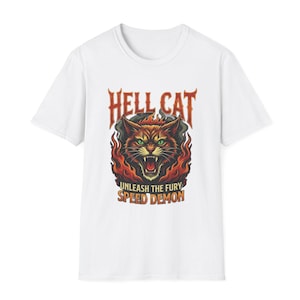 Könnte beinhalten: Weißes T-Shirt mit einer Grafik einer feurigen Katze, dem Text "HELL CAT" und "UNLEASH THE FURY SPEED DEMON". Die Katze hat grüne Augen und einen geöffneten Mund. Das Design ist in Orange-, Rot- und Brauntönen gehalten.
