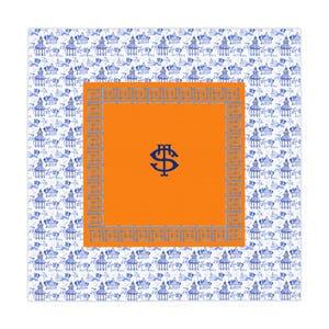 Puede incluir: Pañuelo cuadrado de seda con un centro naranja vibrante con un monograma azul marino. El centro está enmarcado por un borde azul de clave griega. El borde exterior tiene un patrón de pagoda azul y blanco.