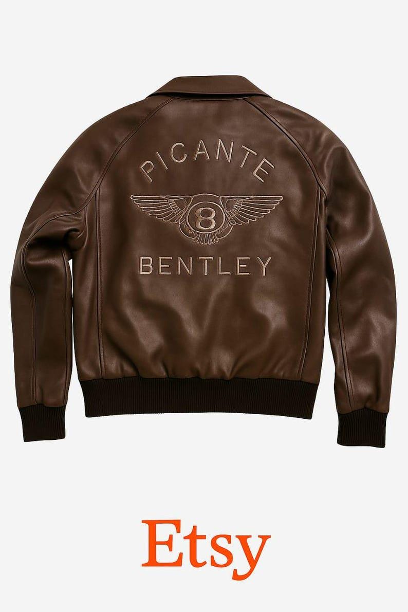 Puede incluir: Chaqueta bomber de cuero marr&oacute;n con la palabra "PICANTE" arqueada en la espalda, encima de un emblema alado y la palabra "BENTLEY". La chaqueta tiene dobladillo y pu&ntilde;os de canal&eacute;. El logotipo de Etsy est&aacute; en la parte inferior.