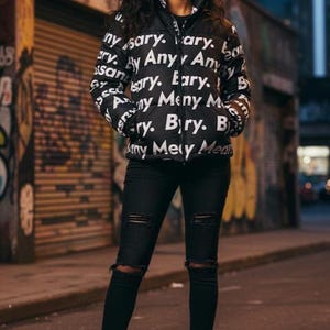 Herrjacka med tryck i svart och vit "By Any Means Necessary"-mönster