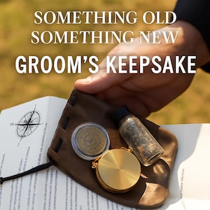 Op de afbeelding: Een bruin leren zakje bevat een gouden kompas, een kleine glazen flacon en een munt. De tekst "SOMETHING OLD SOMETHING NEW GROOM'S KEEPSAKE" staat bovenaan. Een document met een kompasillustratie staat op de voorgrond.