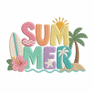 以下が含まれることがあります： 「SUMMER」の文字が刺繍されたカラフルなデザイン。サーフボード、ハイビスカスの花、ヤシの木、太陽が描かれています。文字はピンク、オレンジ、黄色、緑、紫で、ヒトデと波も含まれています。