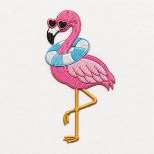 Può includere: Una toppa ricamata raffigurante un fenicottero rosa brillante che indossa occhiali da sole neri a forma di cuore e un salvagente a righe blu e bianche attorno al collo. Il fenicottero ha un becco con punta nera e poggia su sottili zampe giallo oro.