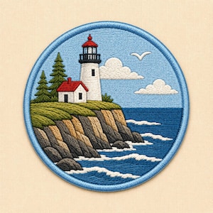 Op de afbeelding: Een ronde geborduurde patch met een witte vuurtoren met een rood dak en lantaarn, een klein wit huis, groene dennenbomen en een rotsachtige klif die uitkijkt over een blauwe oceaan met witte golven, wolken en een vogel in de lucht.